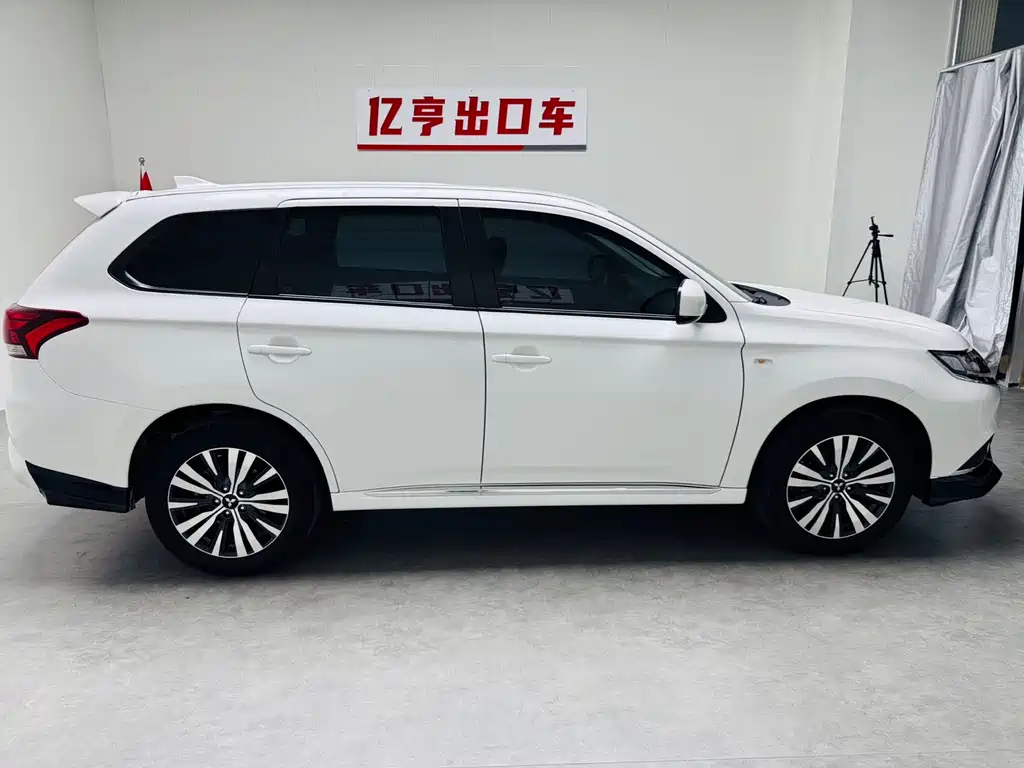Mitsubishi Outlander 2021 — фото 5