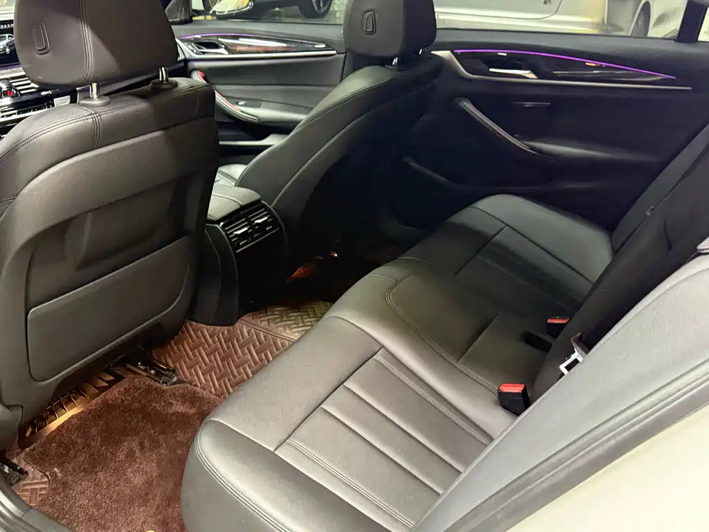 BMW 5 Series 2018 — фото 10