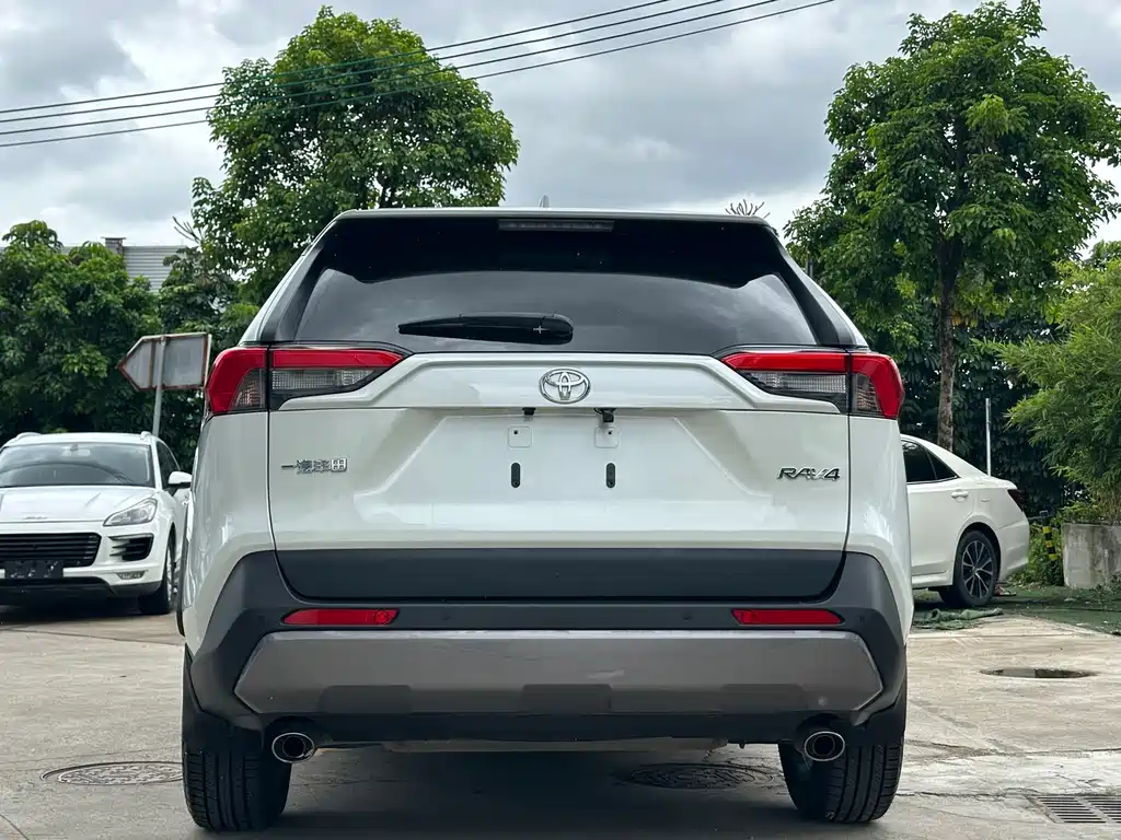 Toyota RAV4 2021 — фото 9