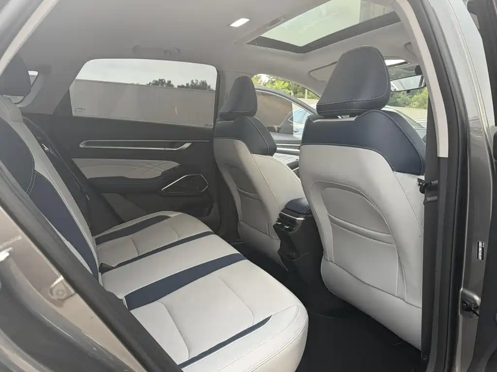 Geely Emgrand 2022