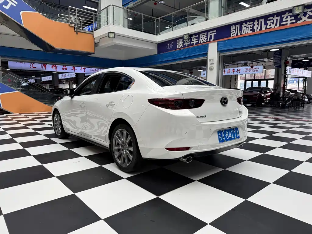 Mazda 3 Axela 2022 — фото 17