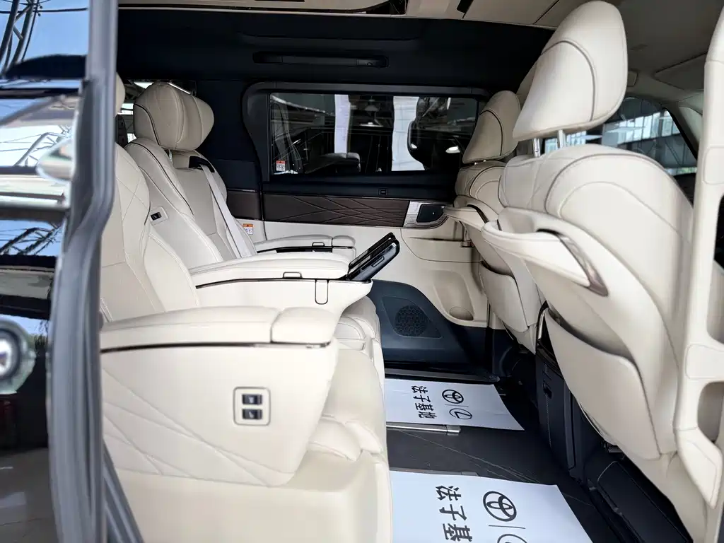 Toyota Vellfire 2024 — фото 17