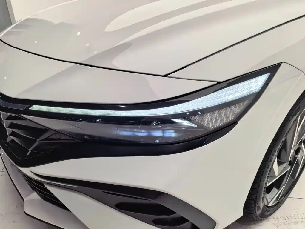 Hyundai Elantra 2023 — фото 16