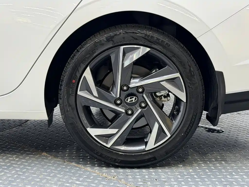 Hyundai Elantra 2025 — фото 15