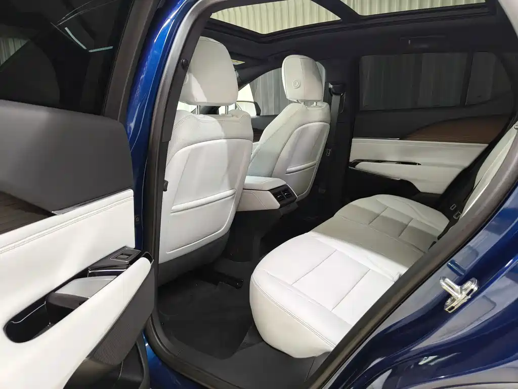 Cadillac GT4 2025 — фото 10