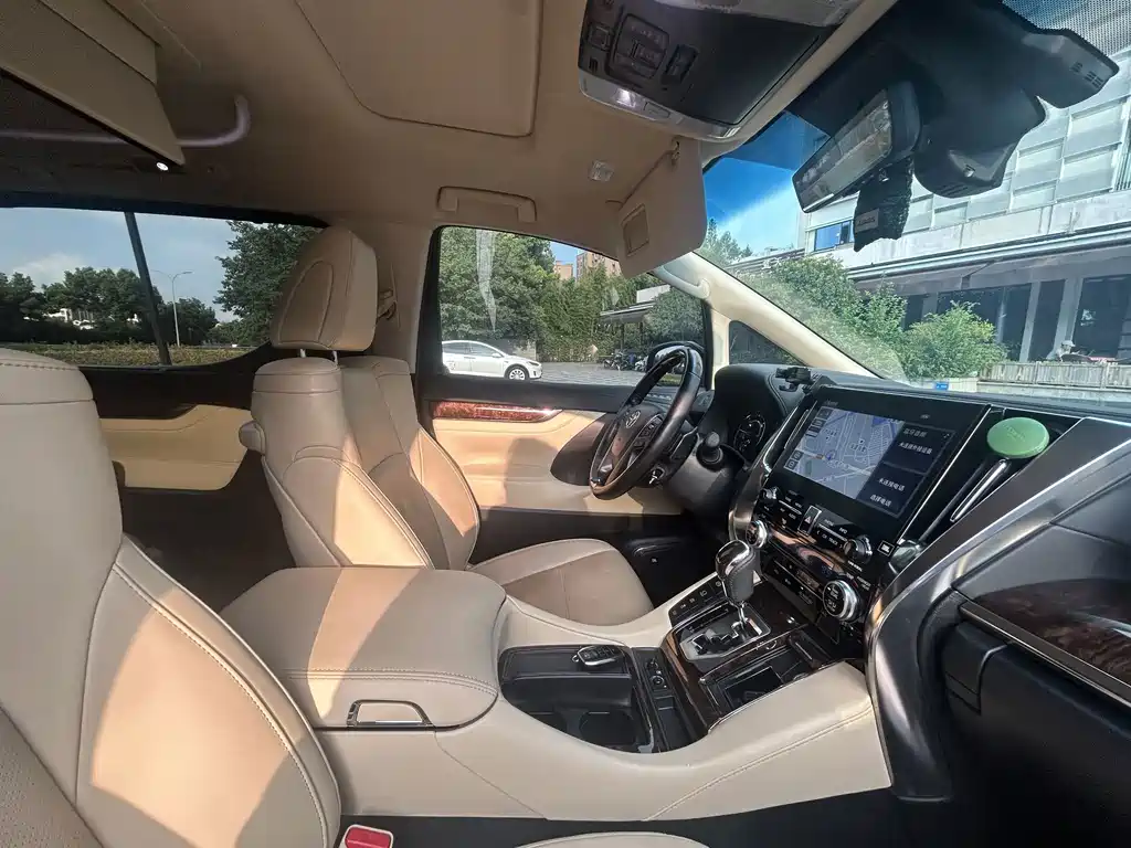 Toyota Alphard 2022 — фото 8