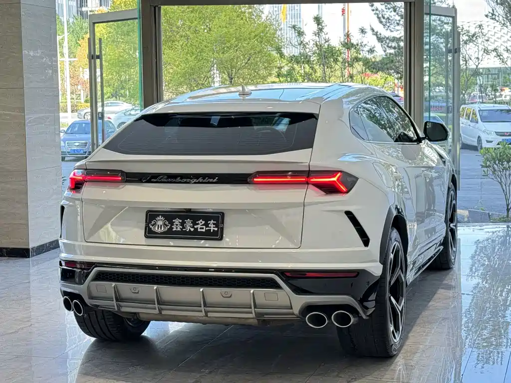 Lamborghini Urus 2018 — фото 34