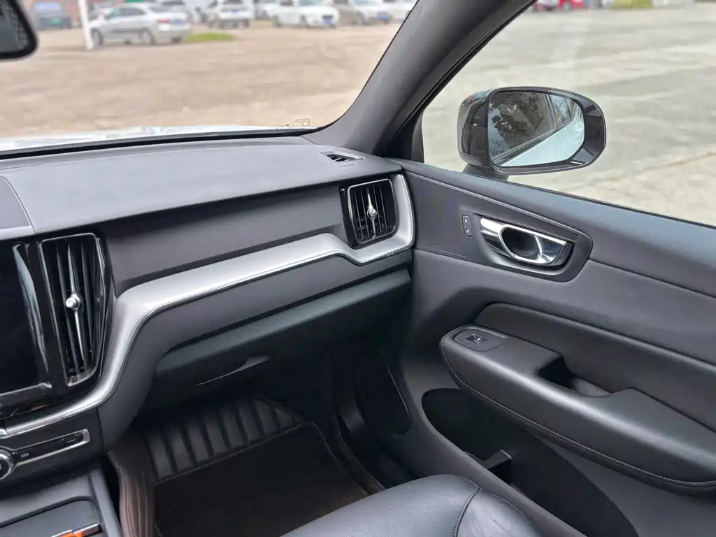 Volvo XC60 2020 — фото 12