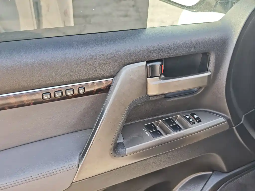 Toyota Land Cruiser 2011 — фото 22