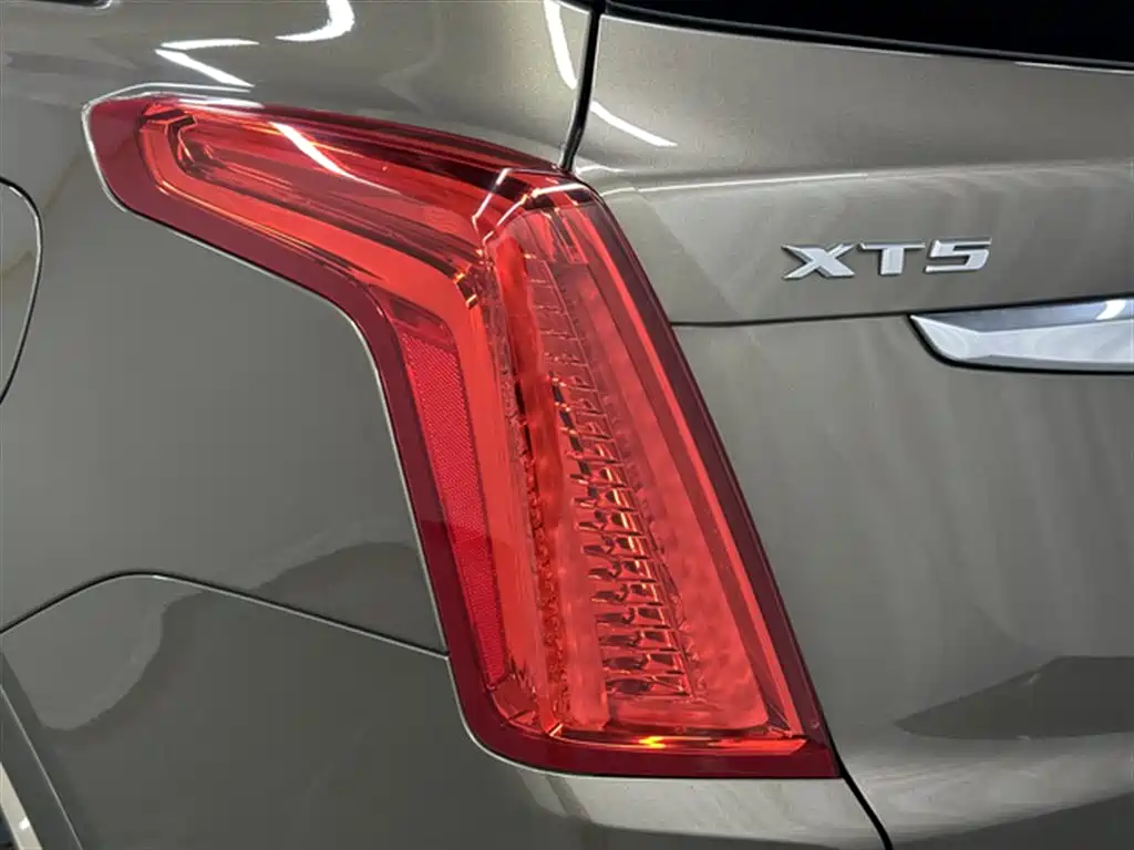 Cadillac XT5 2017 — фото 16