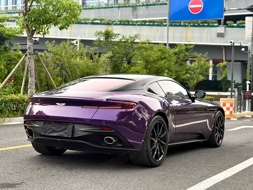 Aston Martin DB11 2019 — фото 7