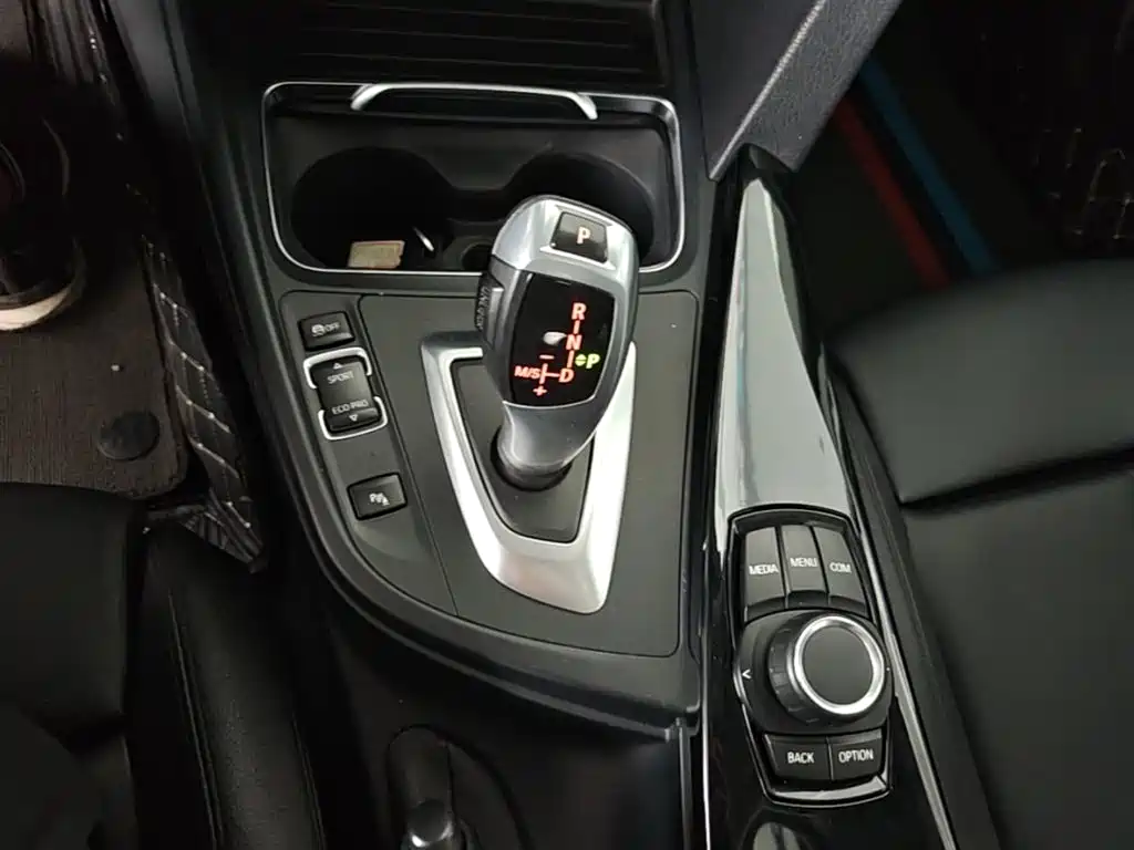 BMW 3 Series 2018 — фото 14