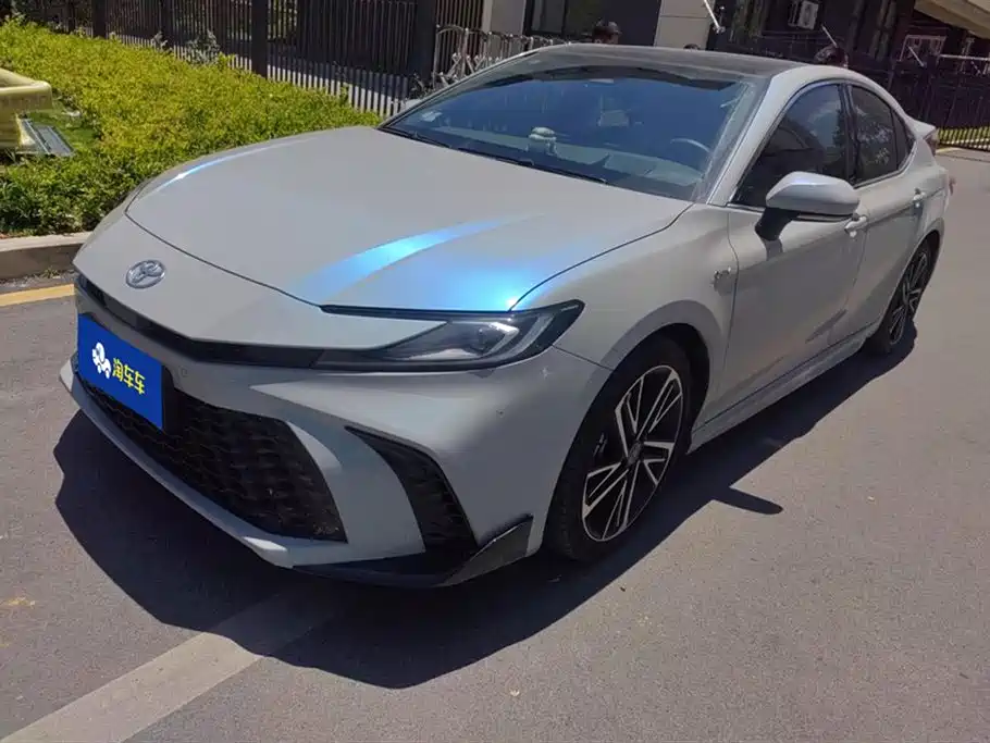 Toyota Camry 2025 — фото 1