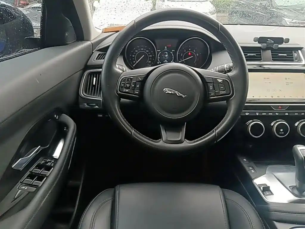 Jaguar E-PACE 2021 — фото 11