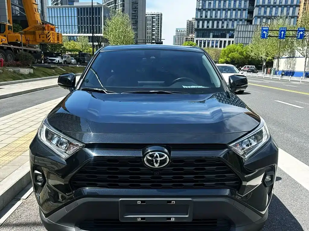 Toyota RAV4 2023 — фото 1