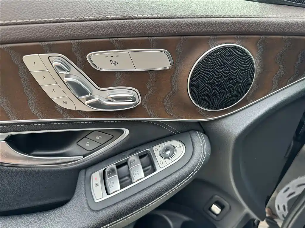 Mercedes-Benz GLC 2017 — фото 11