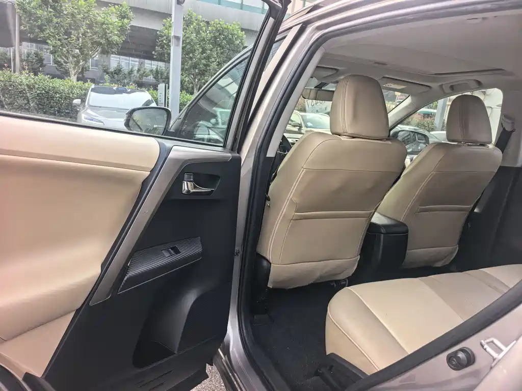 Toyota RAV4 2015 — фото 15