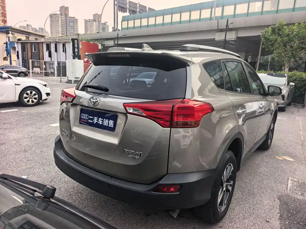 Toyota RAV4 2015 — фото 4