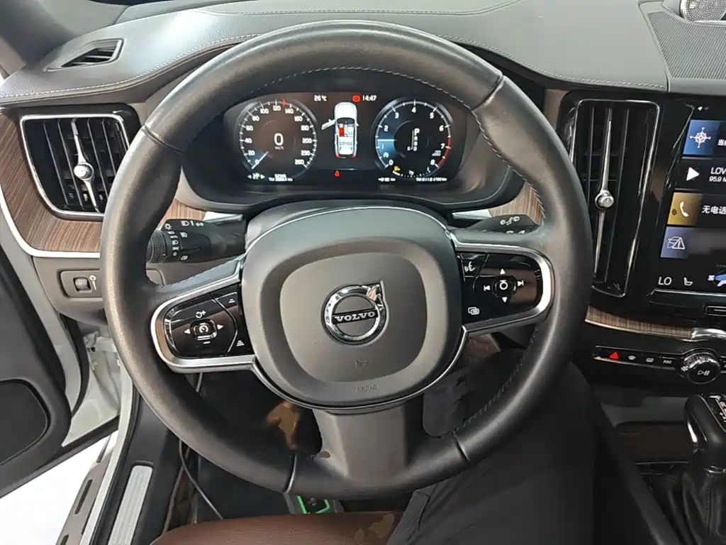 Volvo XC60 2020 — фото 11
