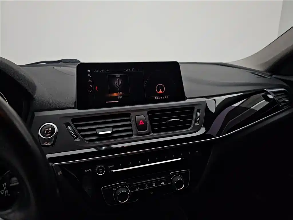 BMW 1 Series 2019 — фото 10