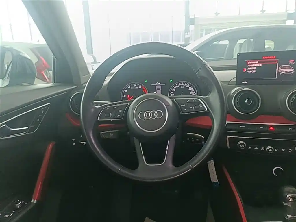 Audi Q2L 2019 — фото 11