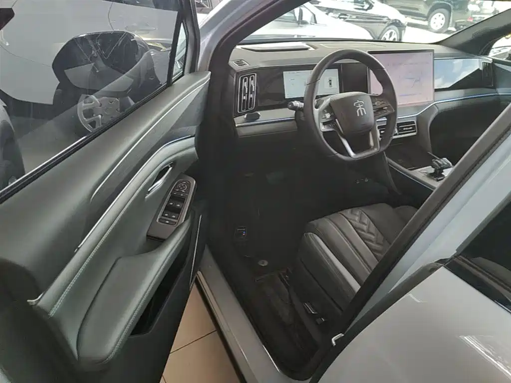 BYD L DM-i 2025 — фото 16