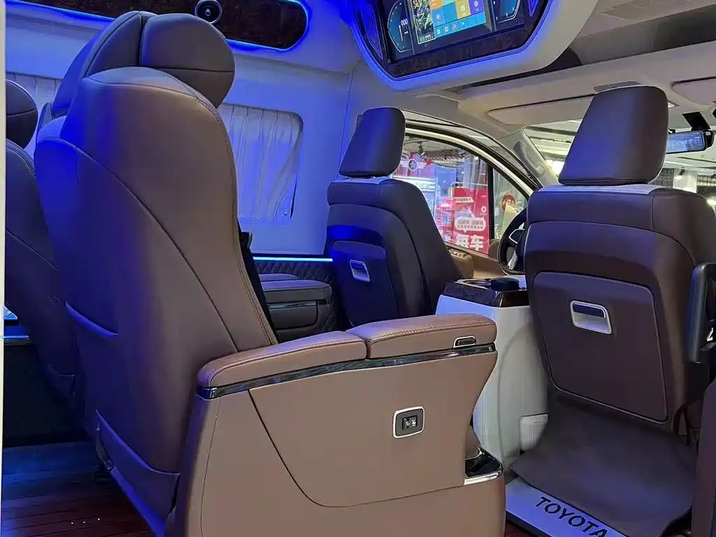 Toyota Hiace 2021 — фото 16
