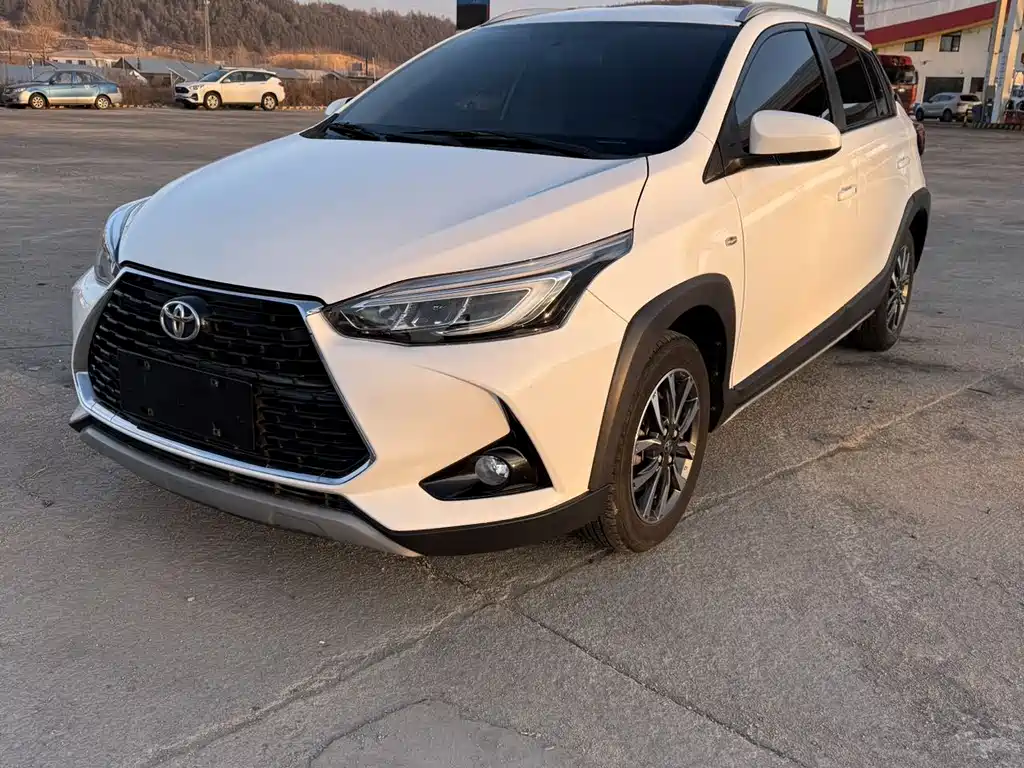 Toyota Yaris L 2022 — фото 1