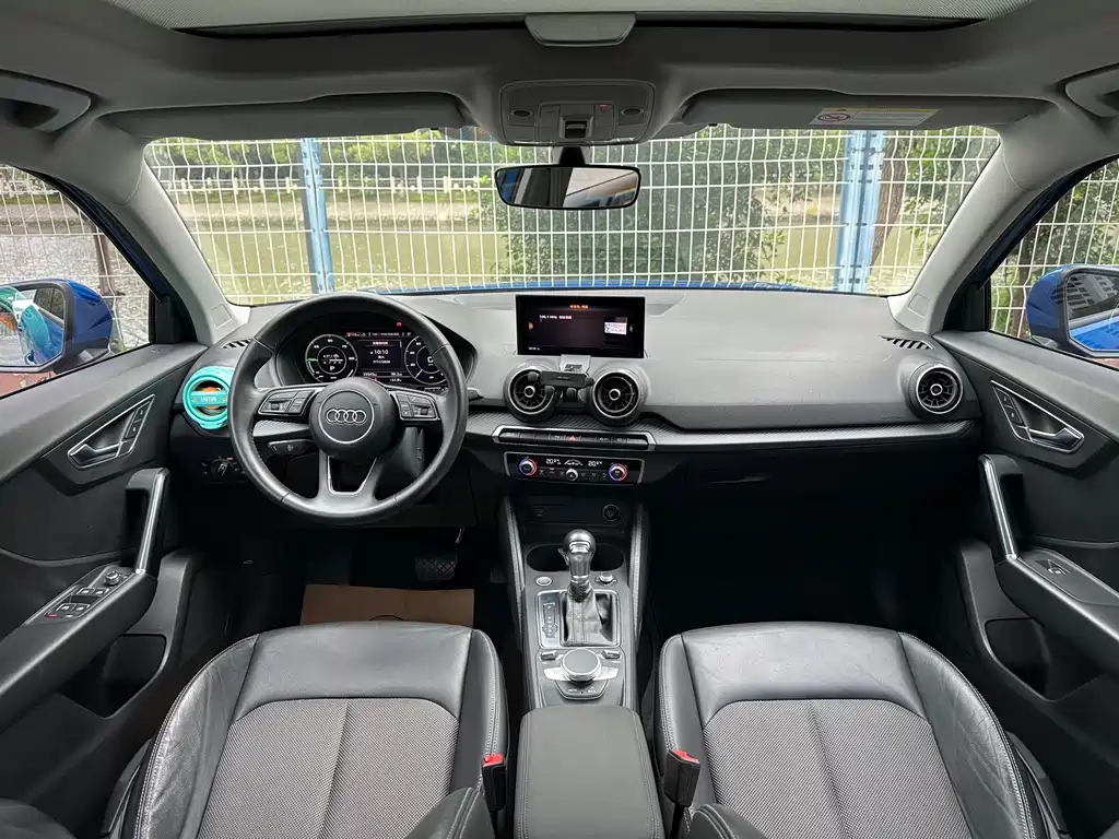 Audi Q2L E-Tron 2020 — фото 11