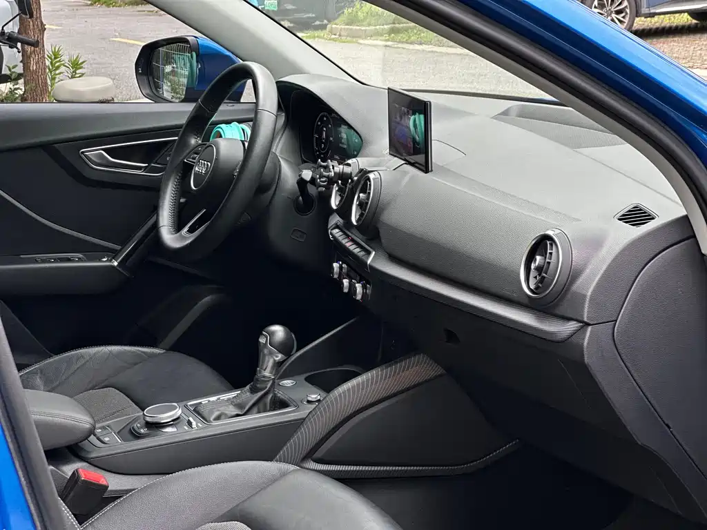 Audi Q2L E-Tron 2020 — фото 10