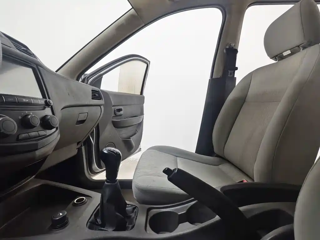 Wuling Hongguang 2015 — фото 13