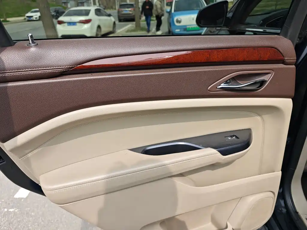 Cadillac SRX 2014 — фото 10
