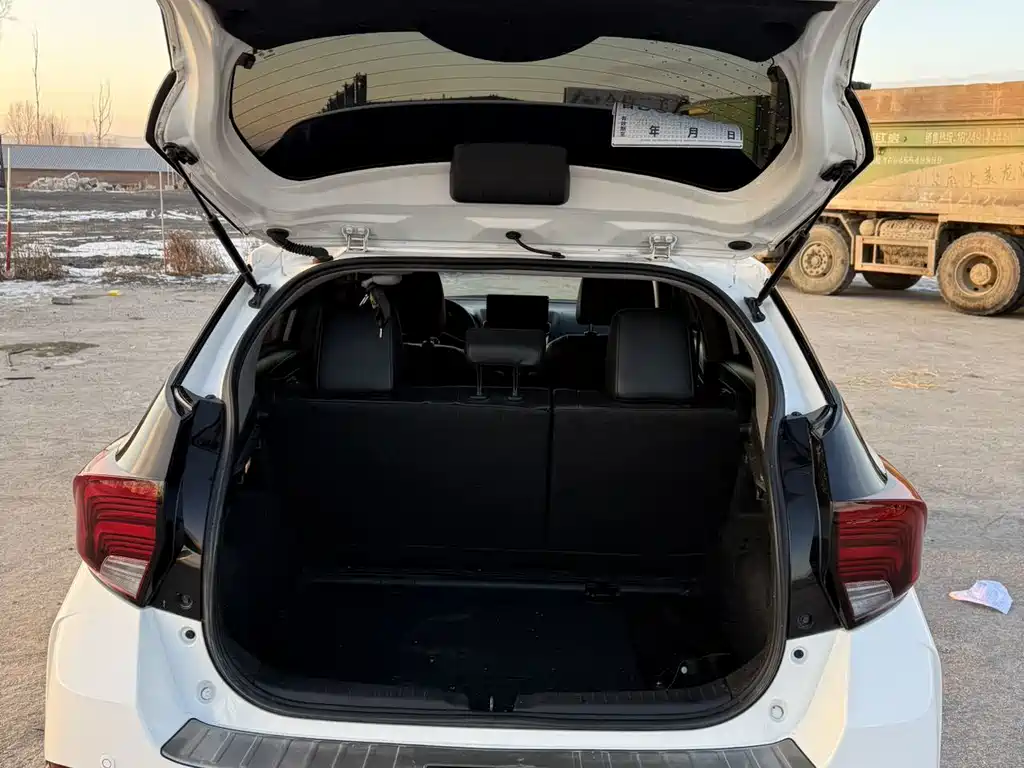 Toyota Yaris L 2022 — фото 11