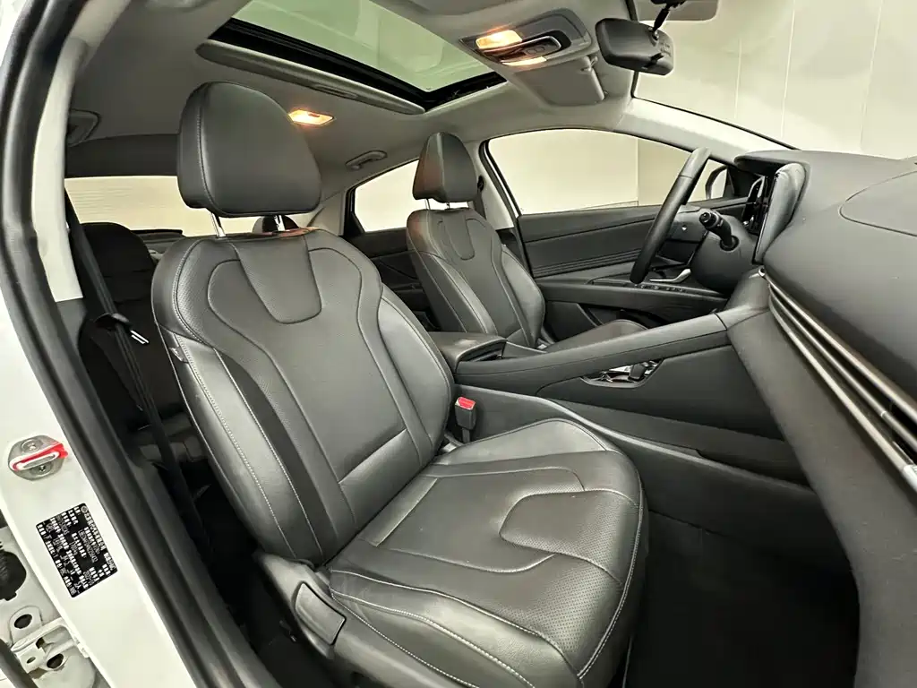 Hyundai Elantra 2023 — фото 12