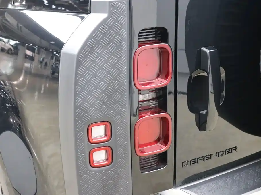 Land Rover Defender 2022 — фото 13