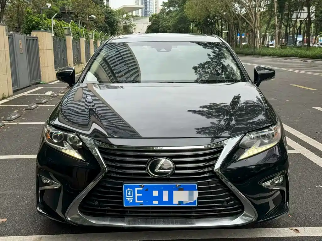 Lexus ES 2018 — фото 1