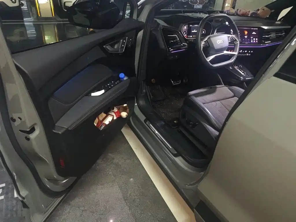 Audi Q4 e-tron 2023 — фото 14