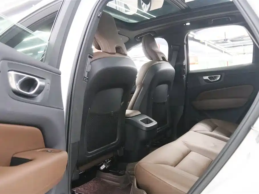 Volvo XC60 2023 — фото 14