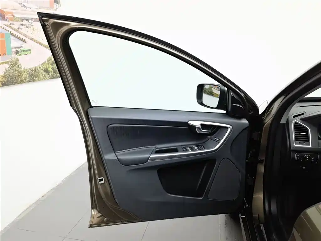 Volvo XC60 2017 — фото 8