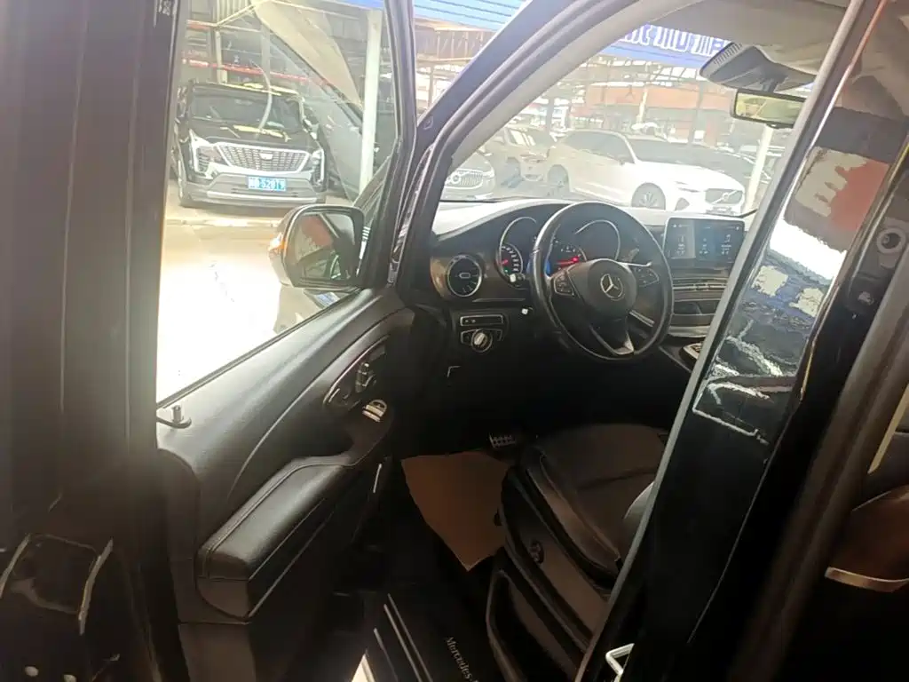 Mercedes-Benz V-Class 2022 — фото 16