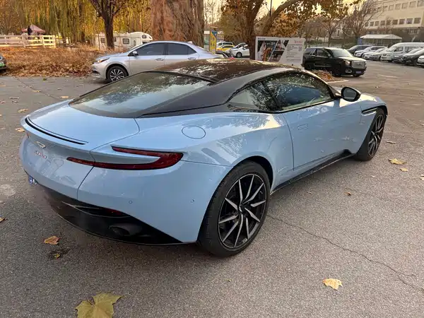 Aston Martin DB11 2018