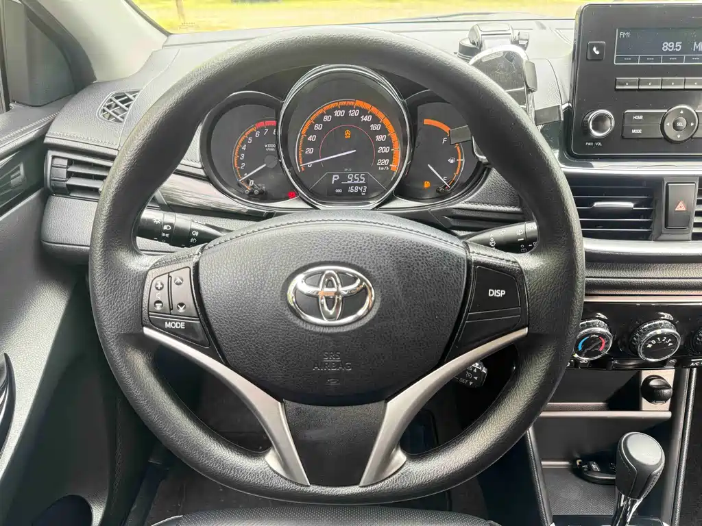 Toyota Yaris L 2022 — фото 13