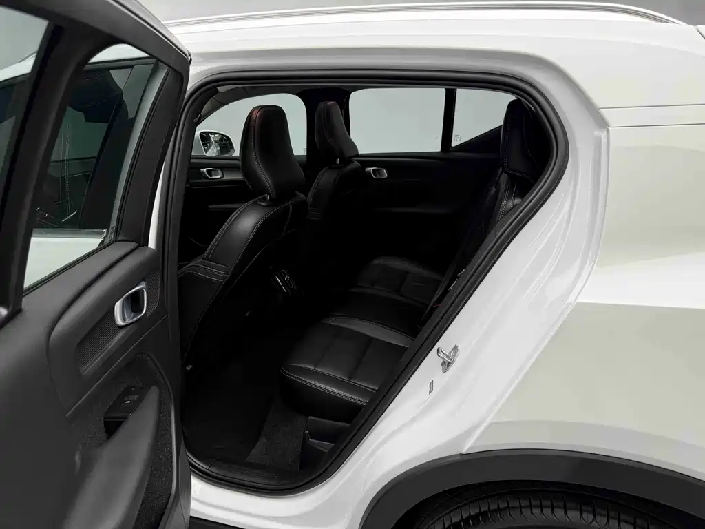 Volvo XC40 2022 — фото 18