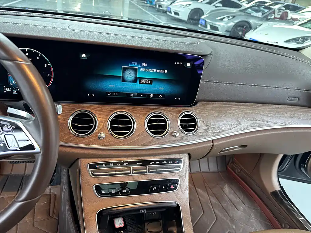 Mercedes-Benz E-Class 2023 — фото 9