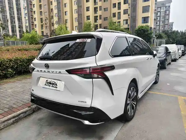 Toyota Granvia 2023