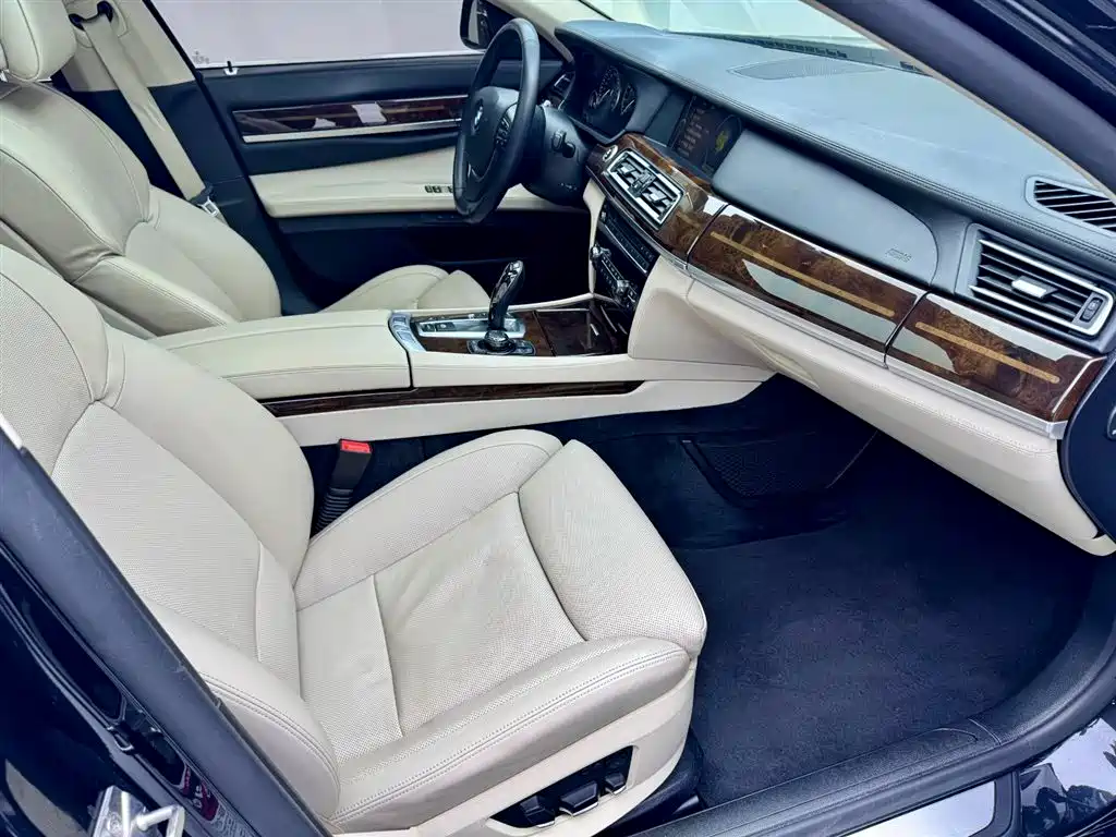 BMW 7 Series 2011 — фото 19