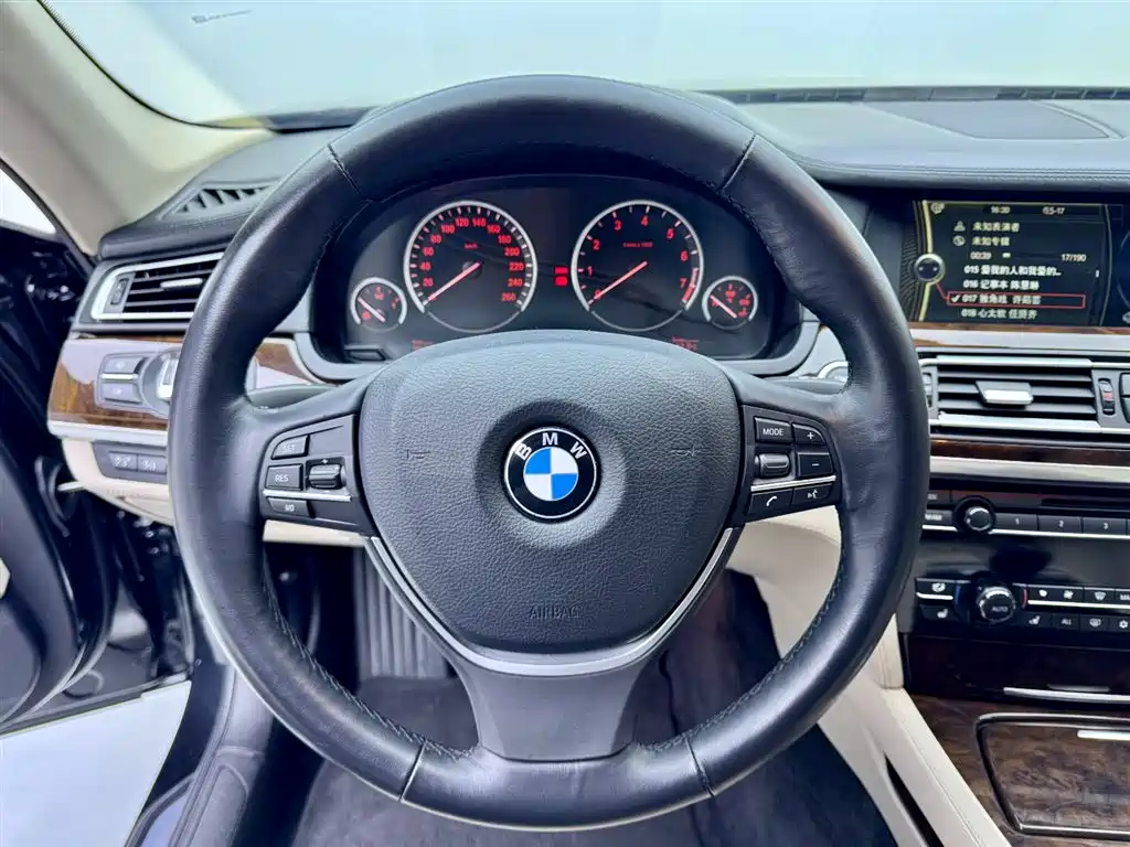 BMW 7 Series 2011 — фото 12