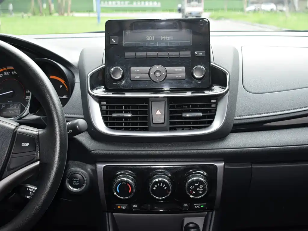 Toyota Yaris L 2023 — фото 18