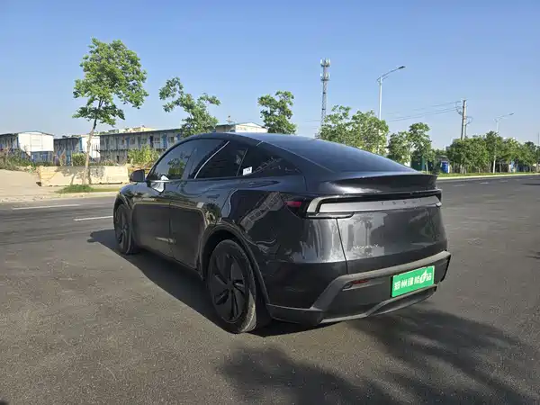 Tesla Model Y 2025