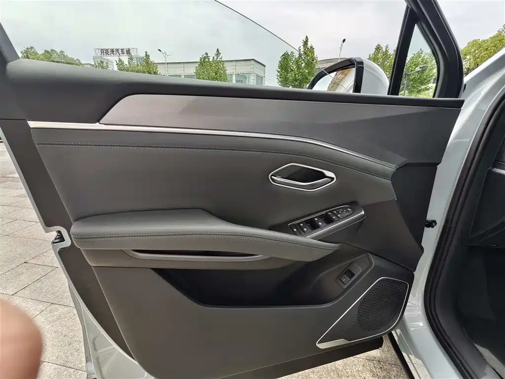 BYD L DM-i 2025 — фото 6
